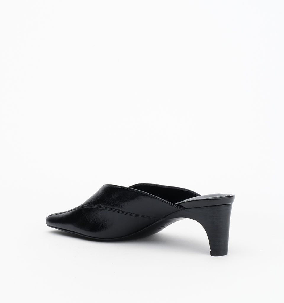 Alias Mae Rosa in Black Oily Crinkle, opposite side view showing the heel profile.