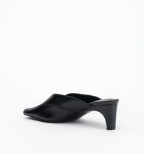 Alias Mae Rosa in Black Oily Crinkle, opposite side view showing the heel profile.
