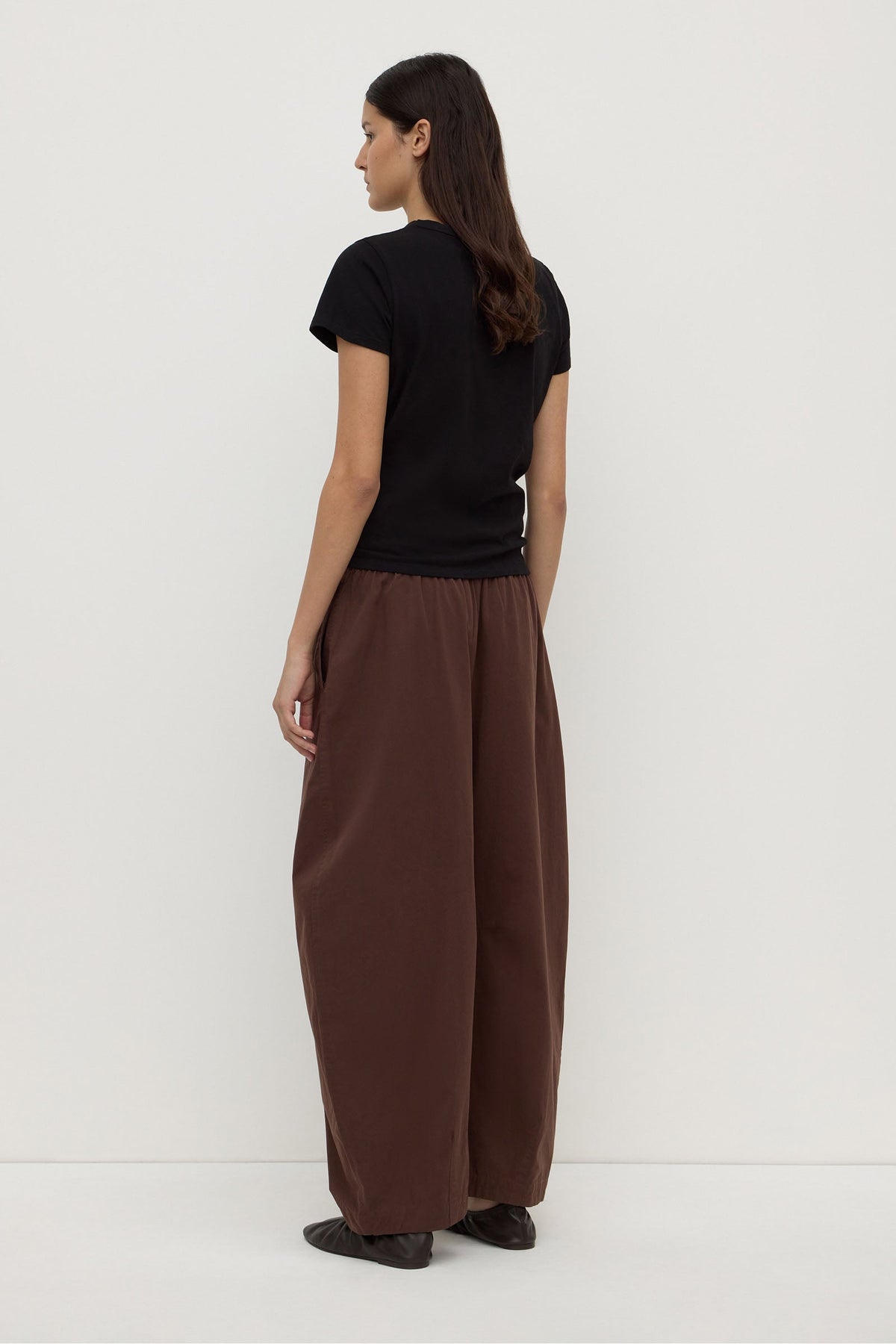 Assembly Label Lola Barrel Pant in Ganache, back view on model.
