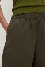 Lola Barrel Pants Dark Military