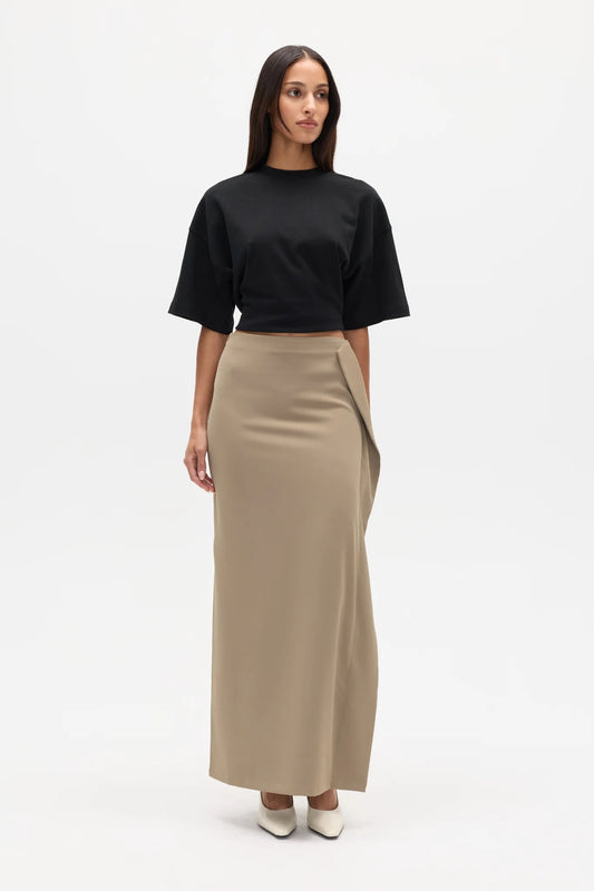 Bayse Brand Ebony Skirt in Dune — a refined seasonal staple with a clean, versatile silhouette, the Bayse Brand Ebony Skirt in Dune brings a polished yet relaxed feel to everyday dressing.
