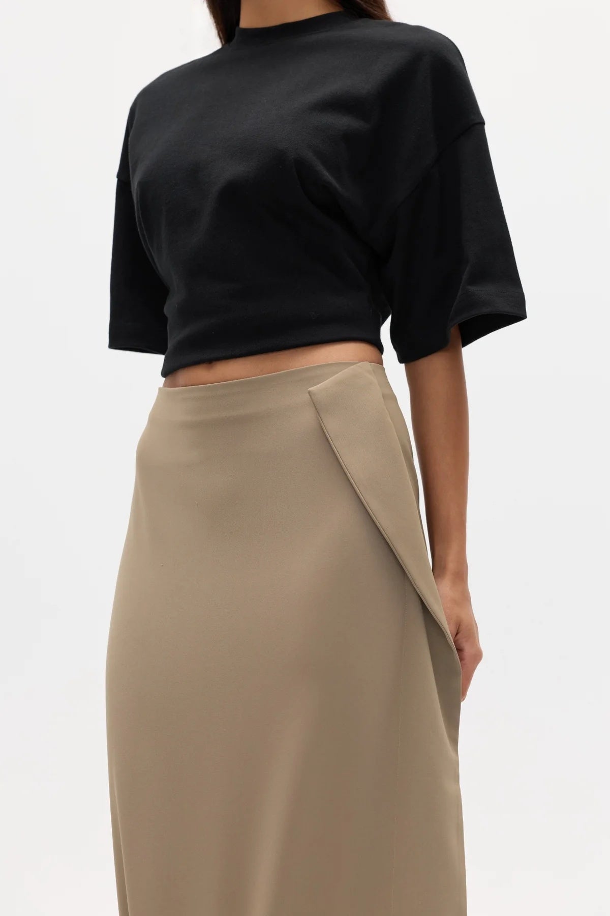 Bayse Brand Ebony Skirt in Dune — a refined seasonal staple with a clean, versatile silhouette, the Bayse Brand Ebony Skirt in Dune brings a polished yet relaxed feel to everyday dressing.