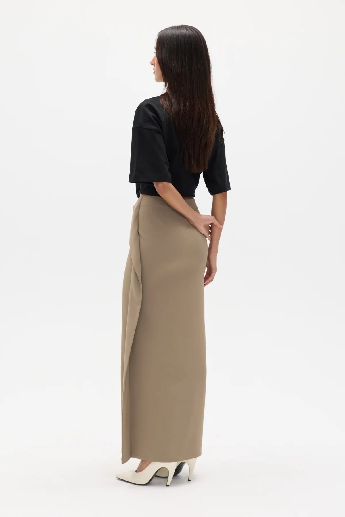Bayse Brand Ebony Skirt in Dune — a refined seasonal staple with a clean, versatile silhouette, the Bayse Brand Ebony Skirt in Dune brings a polished yet relaxed feel to everyday dressing.