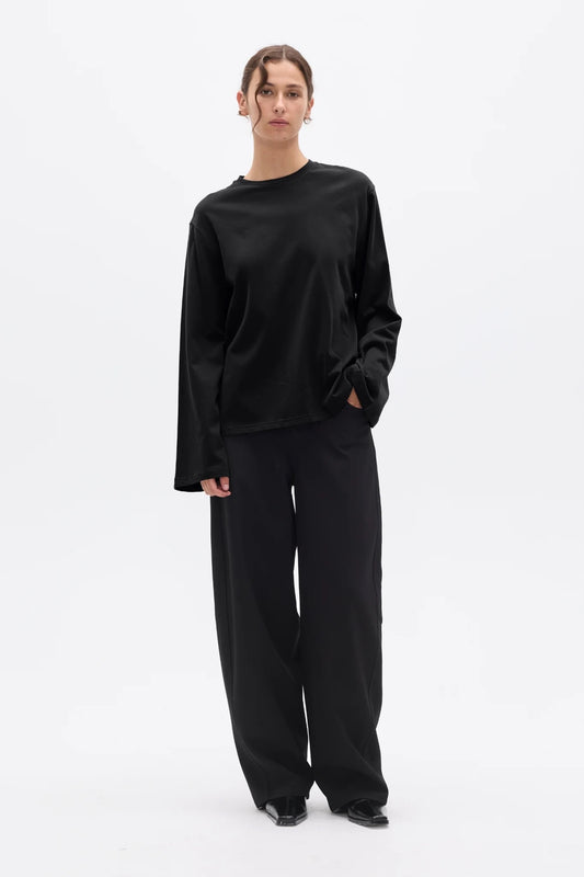 Bayse Brand Priya Long Sleeve Top in Black — a versatile everyday layer with a relaxed, modern silhouette, the Bayse Brand Priya Long Sleeve Top in Black features dropped shoulders and elongated sleeves for an effortlessly refined look.