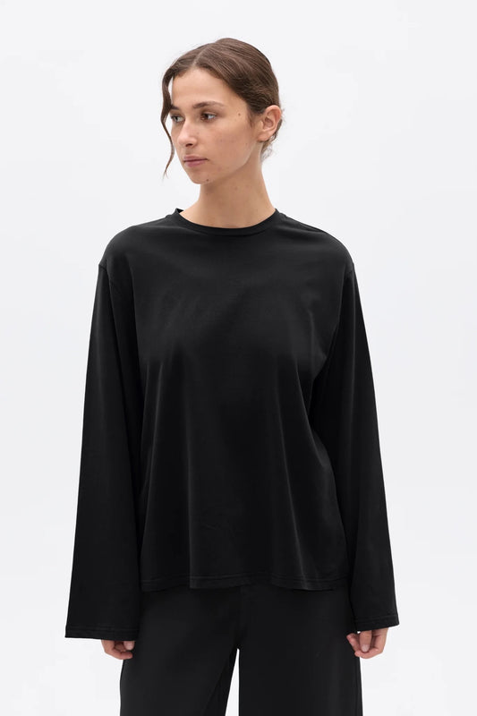 Bayse Brand Priya Long Sleeve Top in Black — a versatile everyday layer with a relaxed, modern silhouette, the Bayse Brand Priya Long Sleeve Top in Black features dropped shoulders and elongated sleeves for an effortlessly refined look.