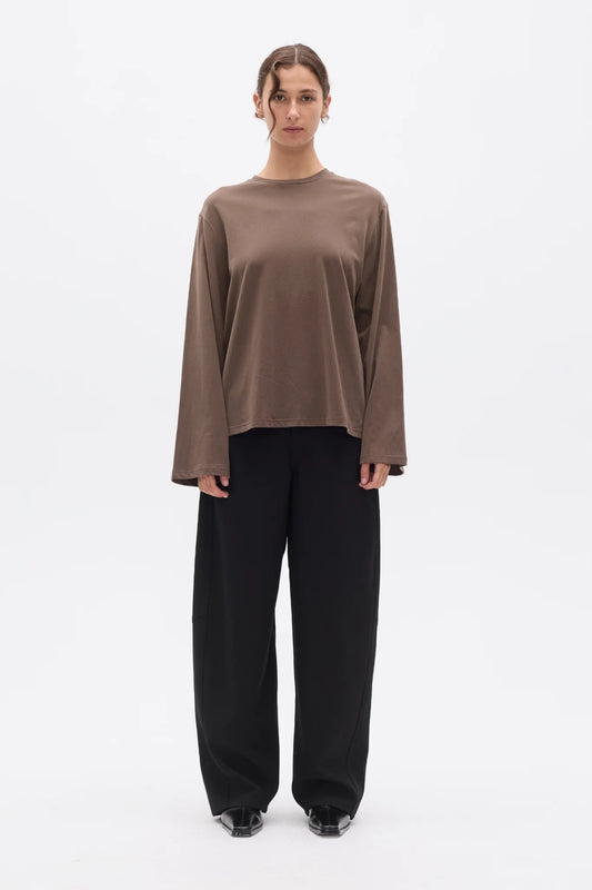 Bayse Brand Priya Long Sleeve Top in Brown — a refined everyday essential with an effortless, modern shape, the Bayse Brand Priya Long Sleeve in Brown features a relaxed fit, dropped shoulders and elongated sleeves.