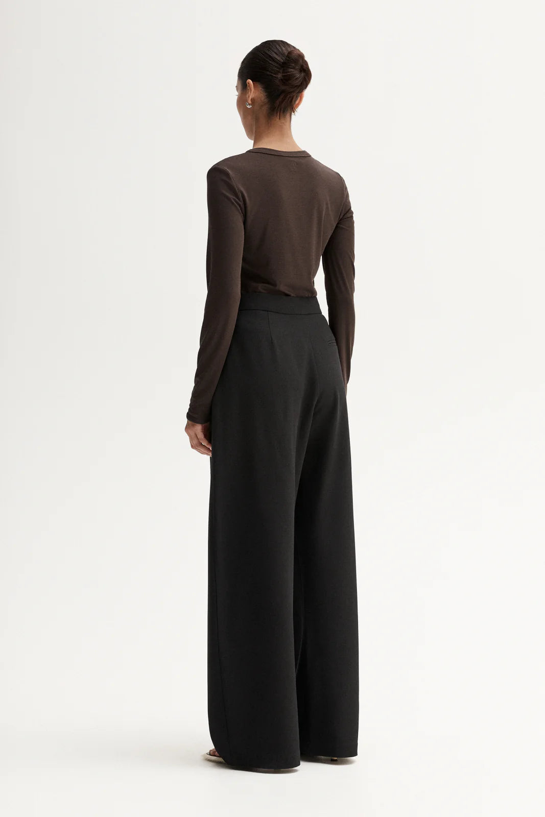 Elka Collective Sierra Top in Chocolate — the elevated seasonal staple your capsule wardrobe has been waiting for.