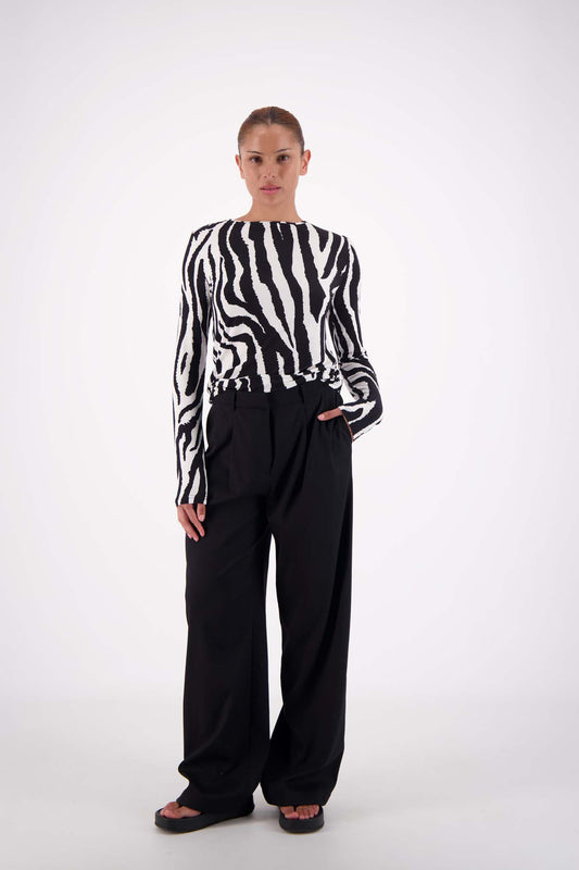 Jasmine Alexa Gigi Trouser in Black — meet your new everyday favorite.