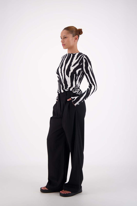 Jasmine Alexa Gigi Trouser in Black — meet your new everyday favorite.