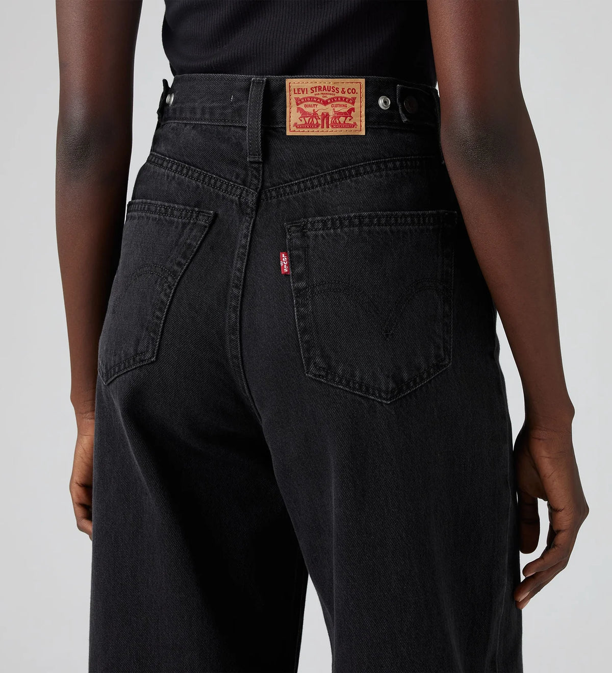 Levi's Cinch Baggy Jeans in Washed Black — effortless and made for everyday wear, the Levi's Cinch Baggy Jeans feature a loose, baggy silhouette with an adjustable back cinch that lets you customise the fit while adding a modern twist to a vintage-inspired style.