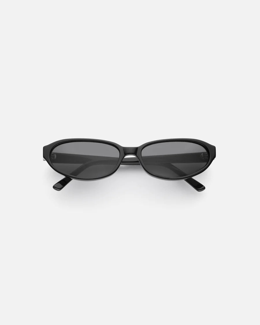 Lu Goldie Alexe in Black — she’s an uptown girl, and as usual, she’s late.