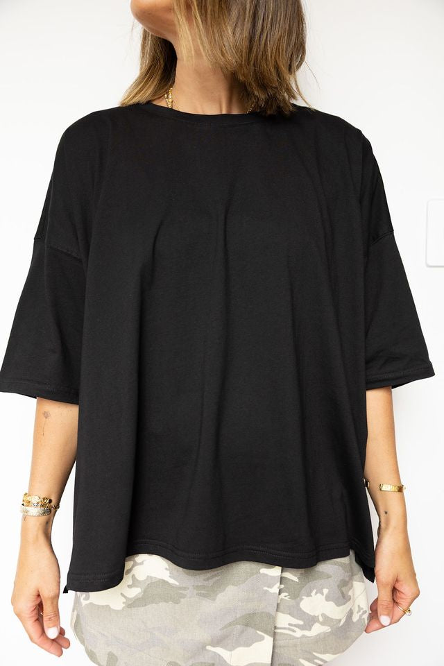 Luna Lane The Basic Tee in Black — an everyday essential with a modern twist, the Basic Tee features a relaxed drop shoulder fit, rounded neckline, and a stepped hemline for an effortlessly flattering shape.