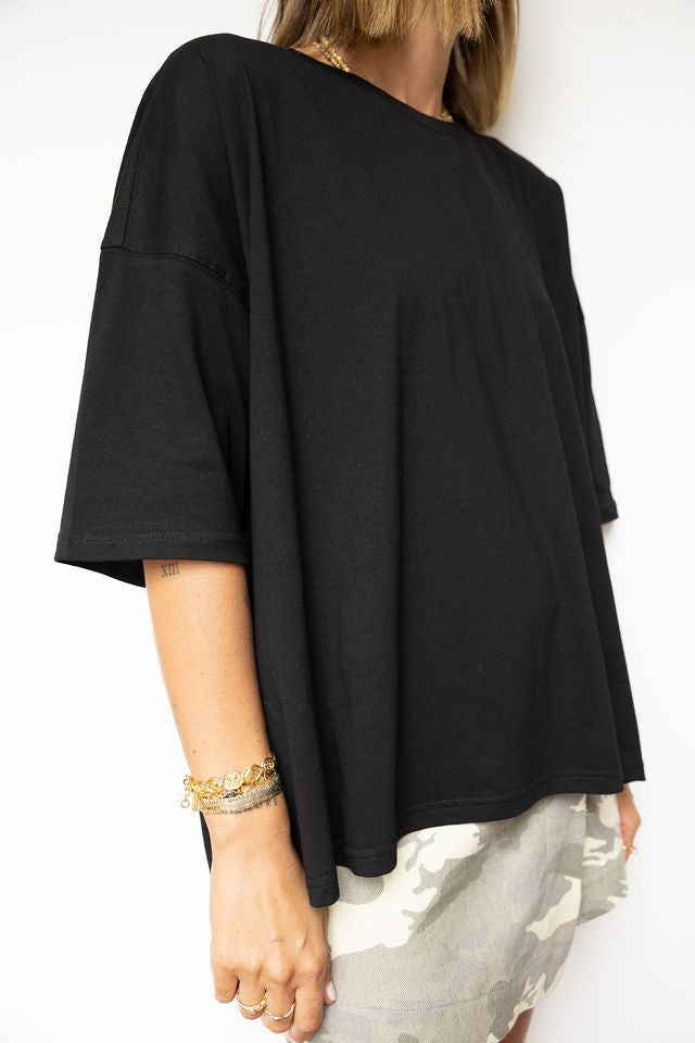 Luna Lane The Basic Tee in Black — an everyday essential with a modern twist, the Basic Tee features a relaxed drop shoulder fit, rounded neckline, and a stepped hemline for an effortlessly flattering shape.