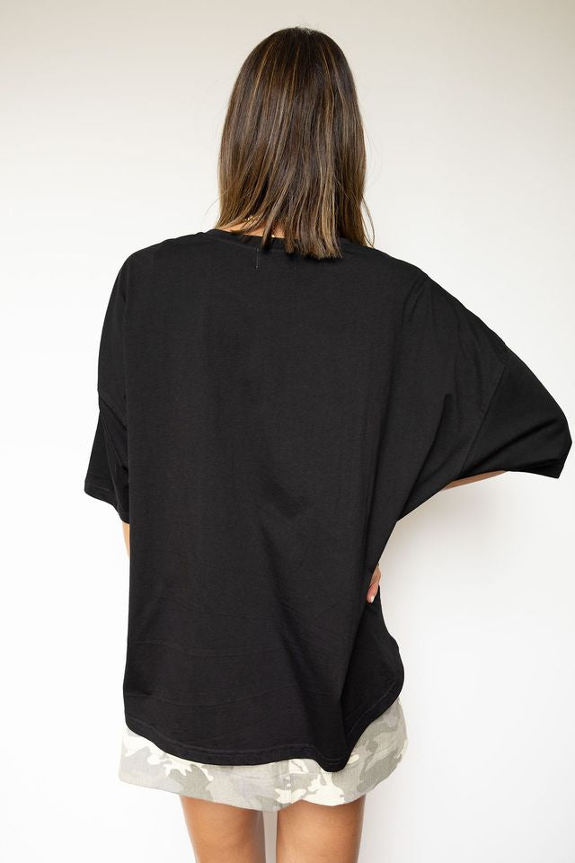 Luna Lane The Basic Tee in Black — an everyday essential with a modern twist, the Basic Tee features a relaxed drop shoulder fit, rounded neckline, and a stepped hemline for an effortlessly flattering shape.
