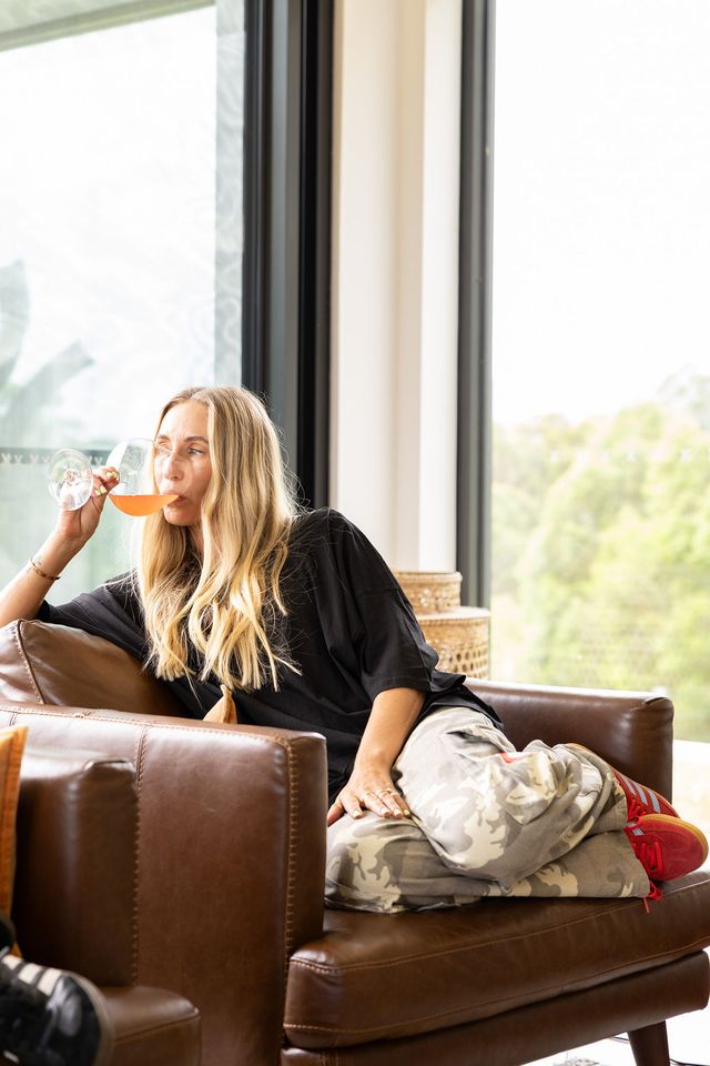 Luna Lane The Basic Tee in Black — an everyday essential with a modern twist, the Basic Tee features a relaxed drop shoulder fit, rounded neckline, and a stepped hemline for an effortlessly flattering shape.