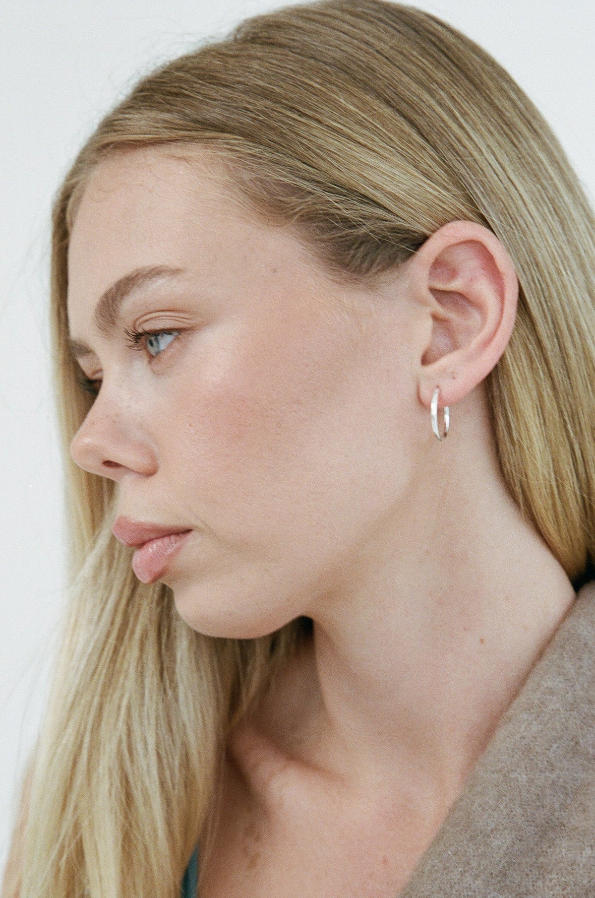 Porter 90's Hoop 20mm in Silver — the ultimate throwback essential your daily jewelry rotation has been waiting for.