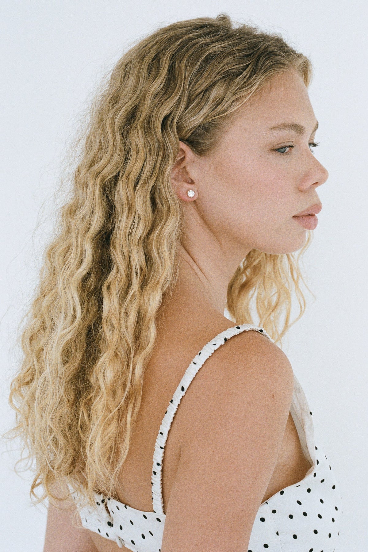 Porter Round Studs 1CT in Gold — the definitive everyday essential your jewelry box has been waiting for.