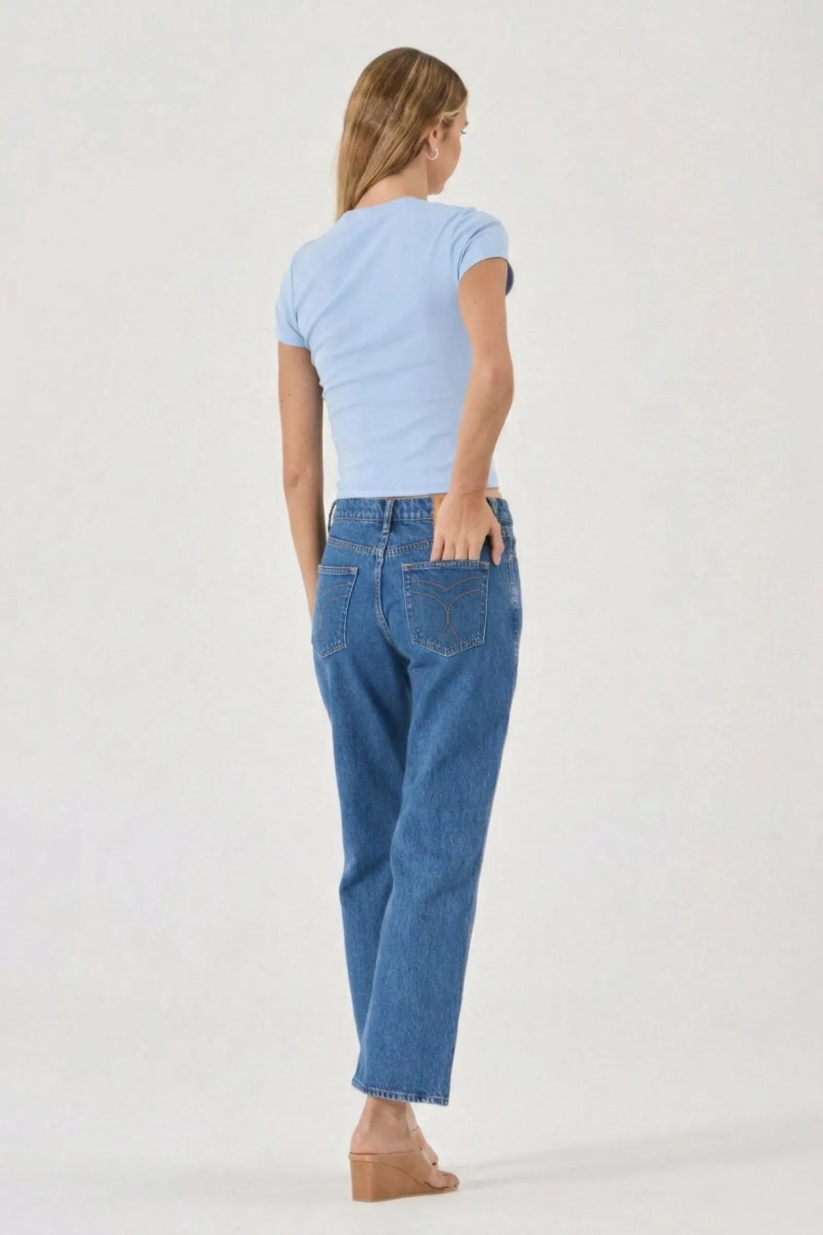 Rollas 90's Boyfriend in Canyon Stone — the 90’s Boyfriend Jean by Rolla’s delivers a relaxed, vintage inspired fit with effortless everyday appeal.