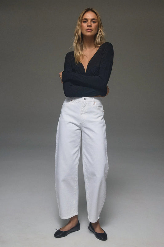 Rollas Gigi Barrel Vintage in White — the ultimate off-duty companion your capsule wardrobe has been waiting for.