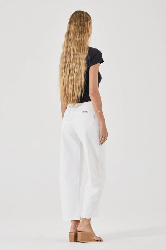 Rollas Gigi Barrel Vintage in White — the ultimate off-duty companion your capsule wardrobe has been waiting for.