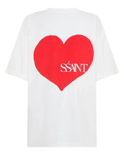 White t-shirt with a red heart and 'Sésant' text on a white background